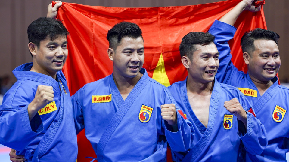 Các vận động viên Lê Đức Duy, Mai Đình Chiến, Nguyễn Hoàng Tấn và Lê Phi Bảo giành huy chương Vàng nội dung Đa luyện vũ khí nam môn Vovinam tại SEA Games 32. (Ảnh: TTXVN)