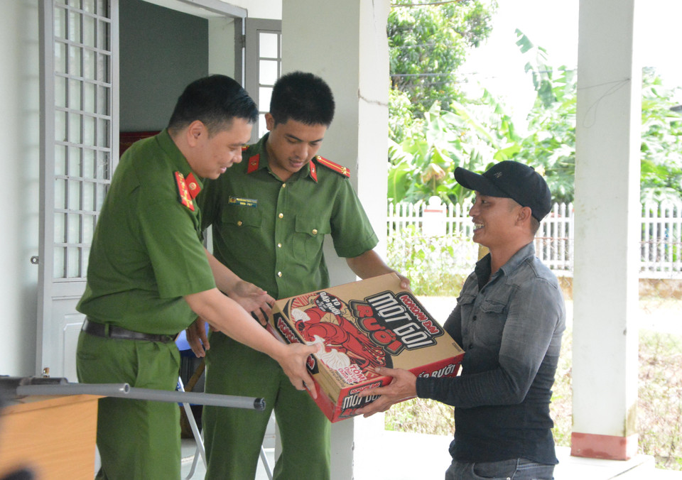 Công an xã biên giới Ea Bung, huyện Ea Súp, tỉnh Đắk Lắk tặng nhu yếu phẩm cho người dân chủ động giao nộp vũ khí. (Ảnh: Tuấn Anh/TTXVN)