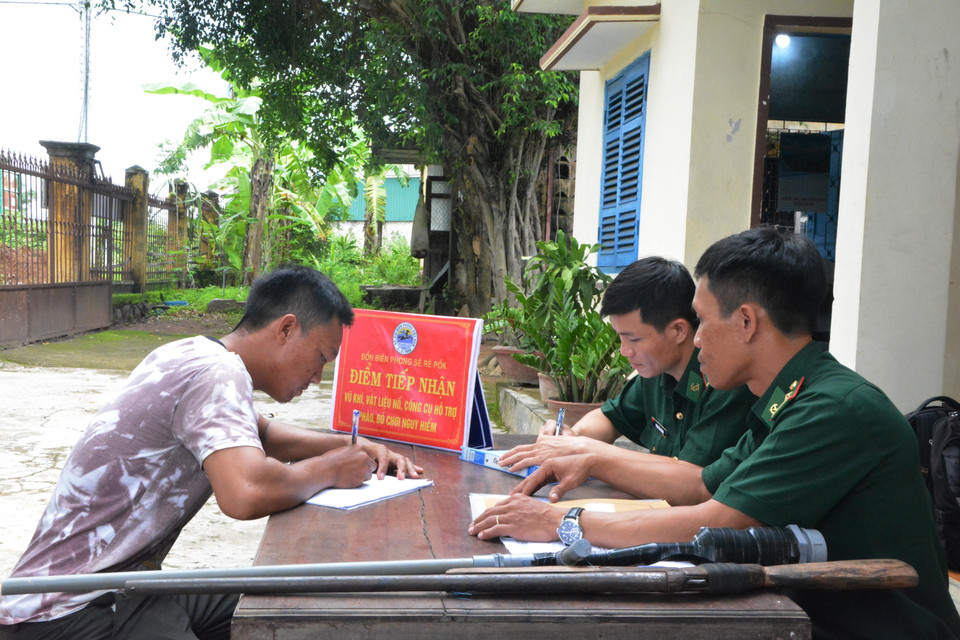 Đồn Biên phòng Sêrêpốk (Đắk Lắk) lập biên bản tiếp nhận vũ khí do người dân giao nộp. (Ảnh: Tuấn Anh/TTXVN)