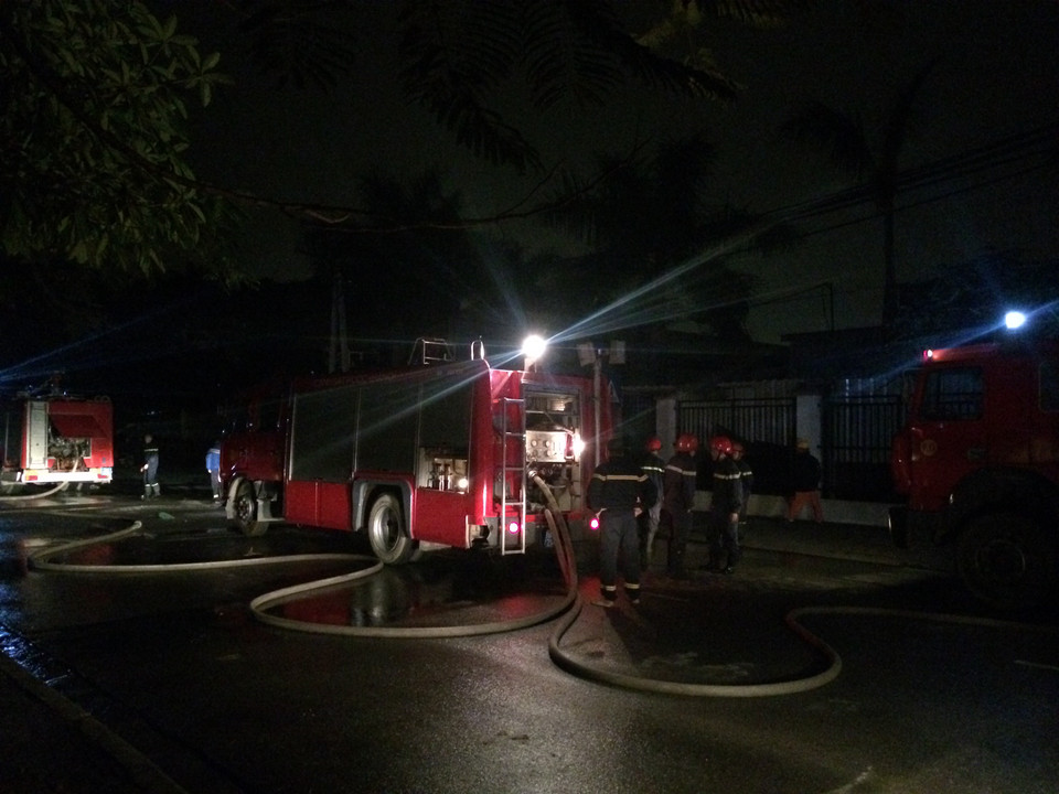 Khoảng 7 xe cứu hỏa đã được huy động (Ảnh: Ngô Huy Đồng)