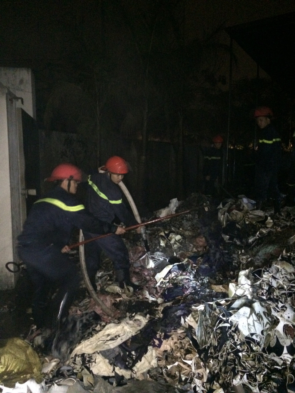 Hiện trường tan hoang sau vụ hỏa hoạn (Ảnh: Ngô Huy Đồng)