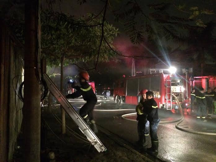 Lực lượng PCCC nỗ lực dùng thang tiếp cận hiện trường (Ảnh: Ngô Huy Đồng)