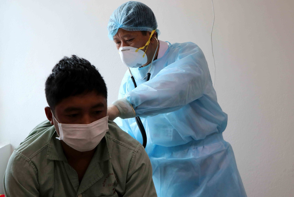 Bác sỹ Bệnh viện Đa khoa tỉnh Lai Châu kiểm tra sức khỏe bệnh nhân nghi nhiễm nCoV đang được cách ly, theo dõi tại viện. (Ảnh: Việt Hoàng/TTXVN)