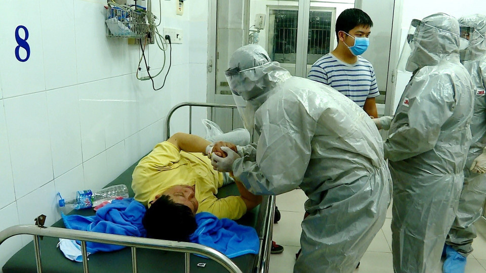 Bác sỹ Bệnh viện Chợ Rẫy TP Hồ Chí Minh tiếp nhận 2 ca dương tính với nCoV đầu tiên, tối 24/1/2020. (Ảnh: Thành Chung/TTXVN)
