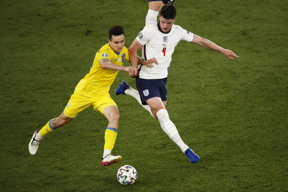 Pha tranh bóng giữa tiền vệ Anh Declan Rice (phải) với tiền vệ Ukraine Mykola Shaparenko trong trận tứ kết EURO 2020 ở Rome, Italy ngày 3/7. (Ảnh: AFP/TTXVN)
