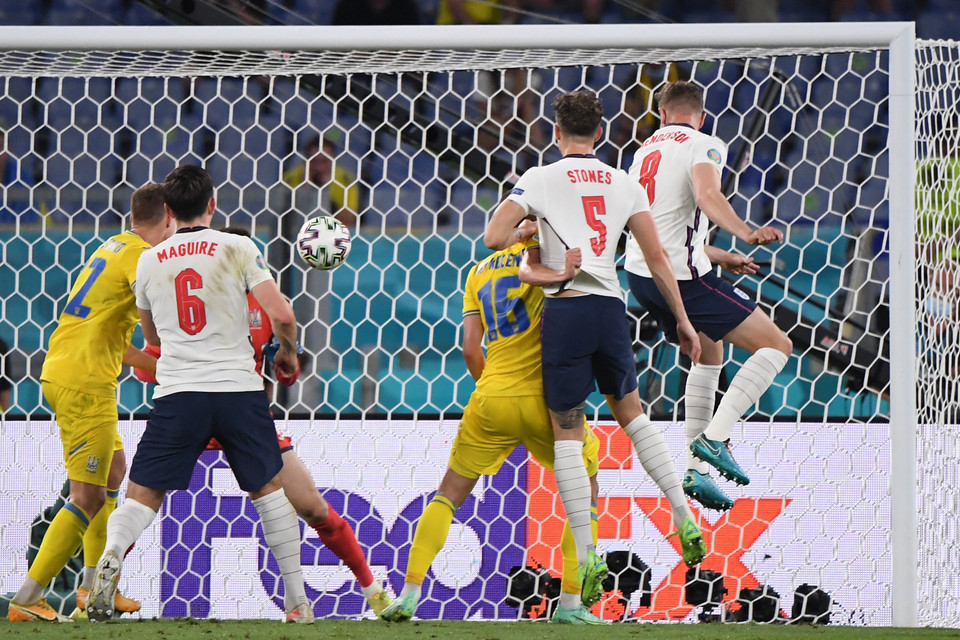 Tiền vệ Anh Jordan Henderson (phải) ghi bàn thắng rung lưới tuyển Ukraine. (Ảnh: AFP/TTXVN)