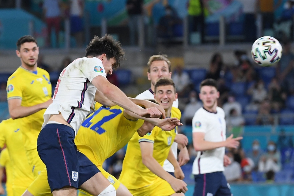 Hậu vệ Anh Harry Maguire (thứ 2, trái) đánh đầu ghi bàn, nâng tỷ số lên 2-0 cho đội nhà trước Ukraine. (Ảnh: AFP/TTXVN)