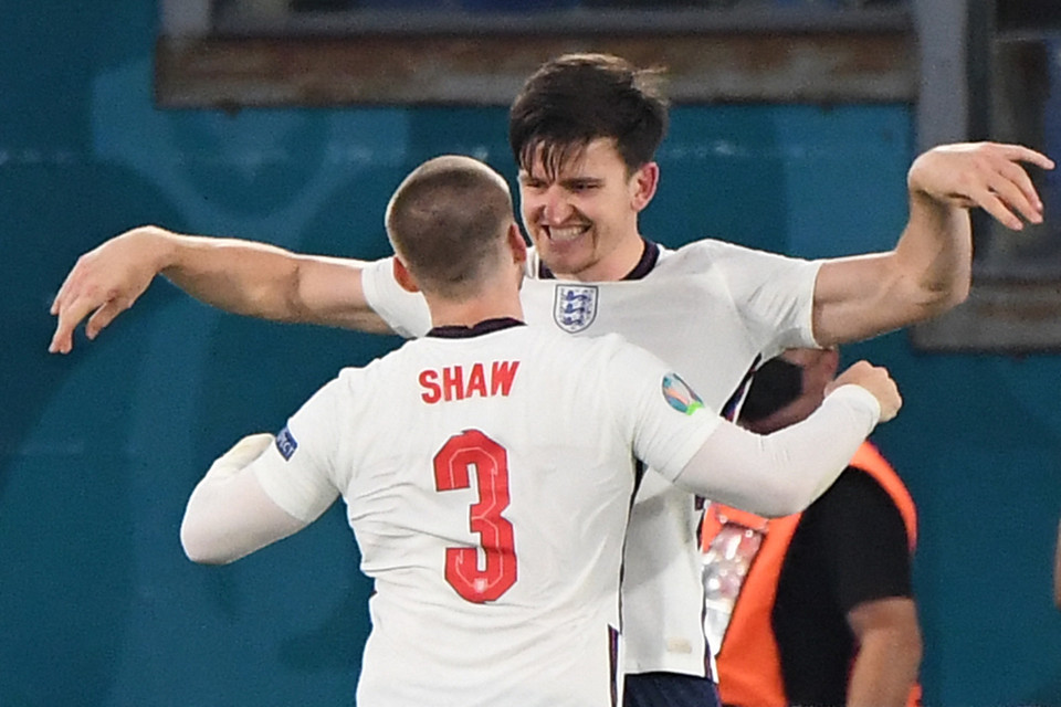 Hậu vệ Anh Harry Maguire (phía sau) ăn mừng bàn thắng nâng tỷ số lên 2-0 cho đội nhà trước Ukraine. (Ảnh: AFP/TTXVN)
