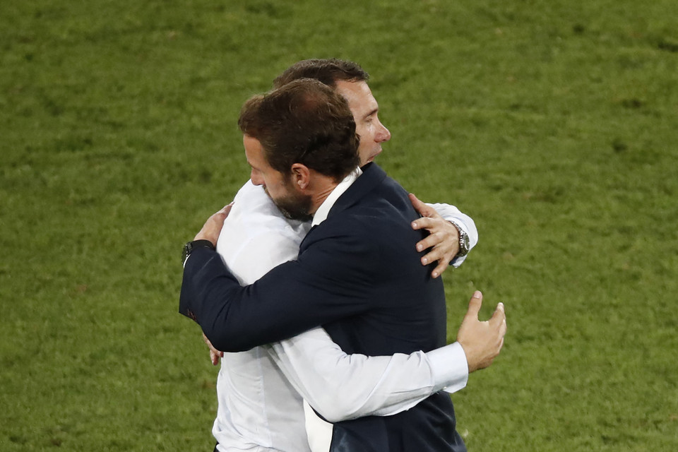 Huấn luyện viên tuyển Ukraine Andrey Shevchenko (trái) chúc mừng người đồng nhiệm Gareth Southgate về thành công của tuyển Anh. ( Ảnh: AFP/TTXVN)