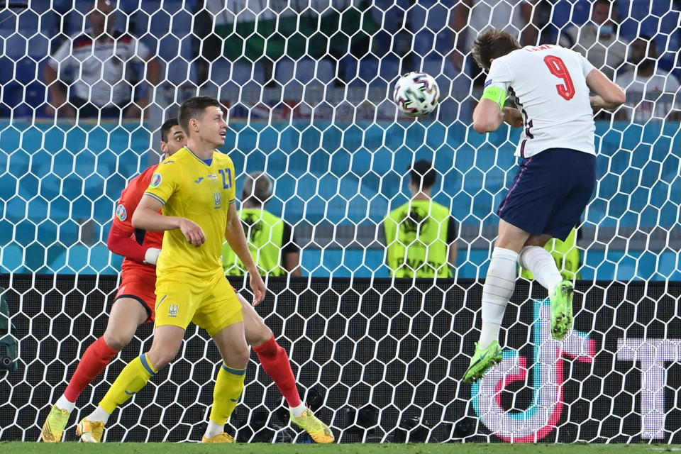 Tiền đạo Anh Harry Kane (phải) đánh đầu ghi bàn thắng thứ hai trong trận tứ kết EURO 2020 gặp Ukraine. (Ảnh: AFP/TTXVN)