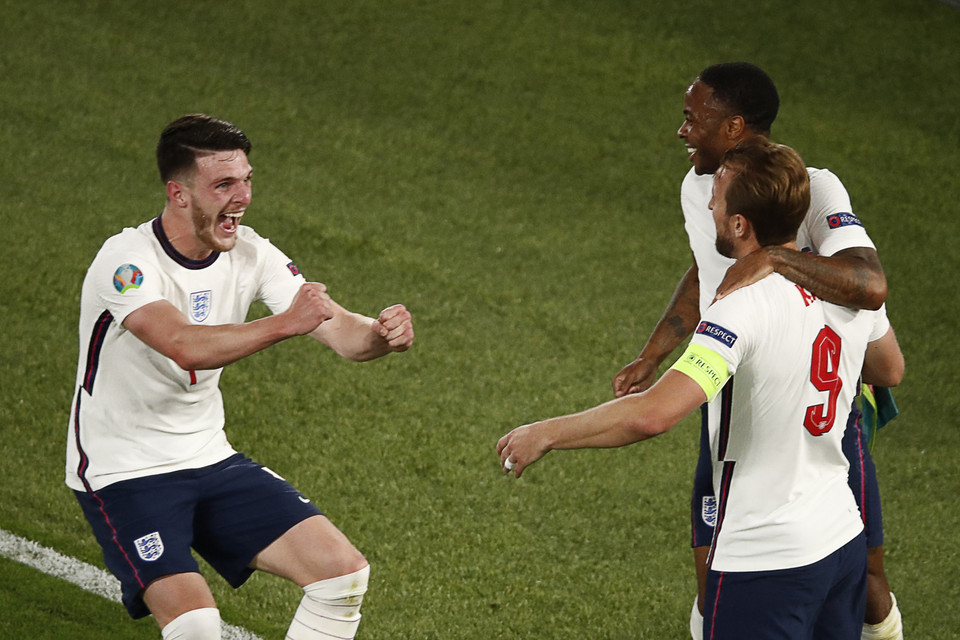 Tiền vệ Anh Declan Rice (trái) chia vui cùng đồng đội sau khi ghi bàn thắng vào lưới tuyển Ukraine. ( Ảnh: AFP/TTXVN)