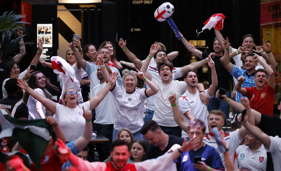 Niềm vui của cổ động viên Anh ở London khi theo dõi đội nhà thi đấu trong trận tứ kết EURO 2020 gặp Ukraine. ( Ảnh: AFP/TTXVN)