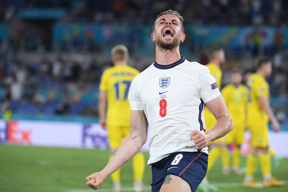 Tiền vệ Anh Jordan Henderson ăn mừng bàn thắng rung lưới tuyển Ukraine. (Ảnh: AFP/TTXVN)
