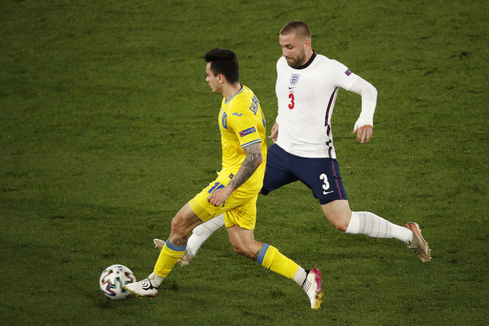 Hậu vệ Anh Luke Shaw (phải) cản phá đường đi bóng của tiền vệ Ukraine Mykola Shaparenko trong trận tứ kết EURO 2020 ở Rome, Italy ngày 3/7. (Ảnh: AFP/TTXVN)