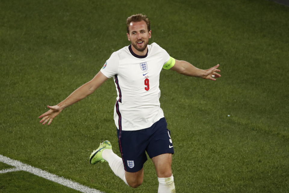 Tiền đạo Harry Kane ăn mừng bàn thắng thứ hai trong trận tứ kết EURO 2020 gặp Ukraine. (Ảnh: AFP/TTXVN)