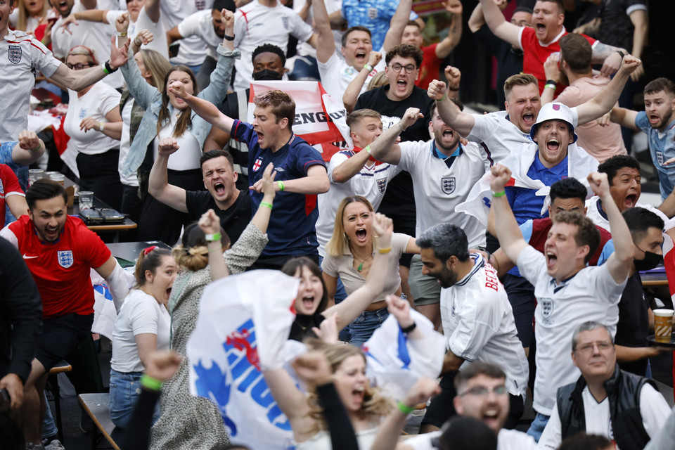 Các cổ động viên Anh ở London ăn mừng bàn thắng mở tỷ số của tiền đạo đội nhà Harry Kane (phải) trong trận tứ kết EURO 2020 gặp Ukraine ở Rome, Italy ngày 3/7. (Ảnh: AFP/TTXVN)