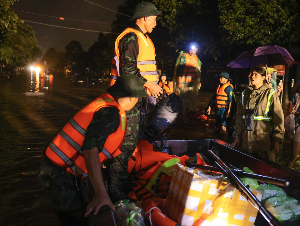 Cán bộ, chiến sỹ Lữ đoàn 210 đưa lương thực, nước uống đến với người dân ở phường Quang Vinh, thành phố Thái Nguyên. (Ảnh: Hoàng Hiếu/TTXVN)