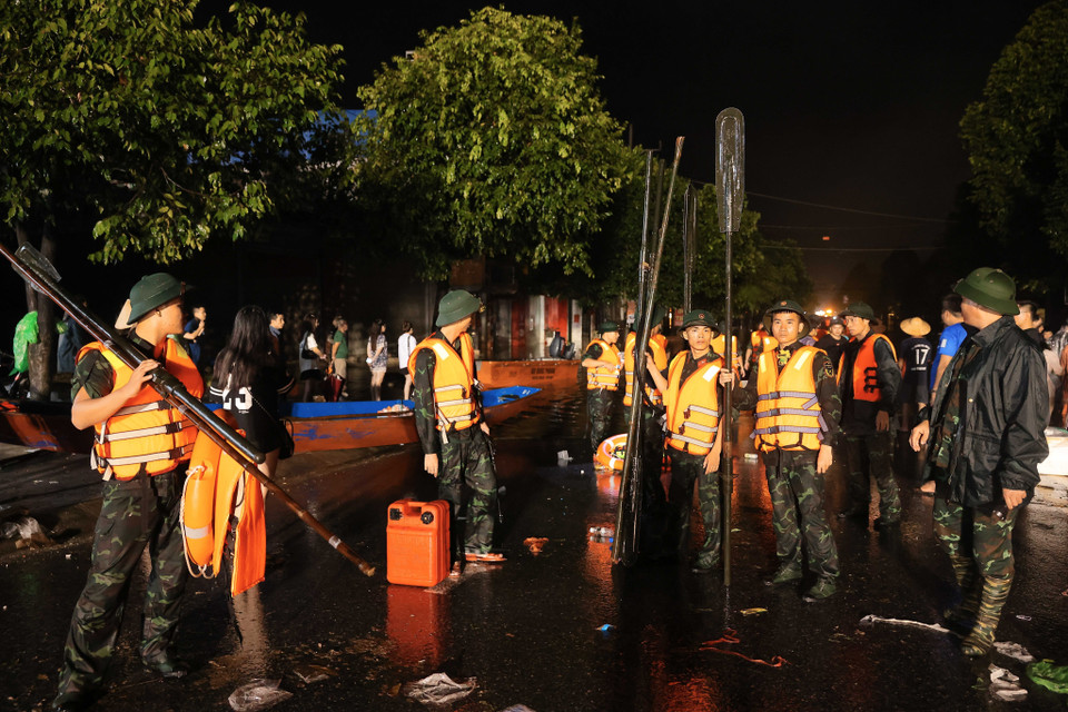 Cán bộ, chiến sỹ Lữ đoàn 210 cùng các phương tiện cứu hộ, cứu nạn hỗ trợ nhân dân bị cô lập các phường Quang Vinh, Cam Giá, Gia Sàng. (Ảnh: Hoàng Hiếu/TTXVN)