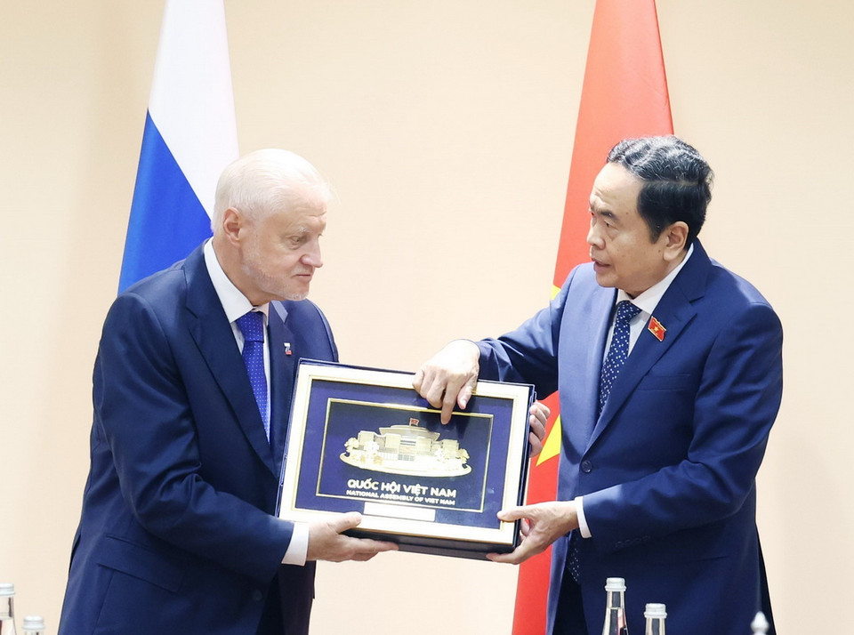 Chủ tịch Quốc hội Trần Thanh Mẫn tặng quà lưu niệm Chủ tịch Đảng “Nước Nga công bằng–Những người Nga yêu nước–Vì sự thật”. (Ảnh: Thống Nhất/TTXVN)