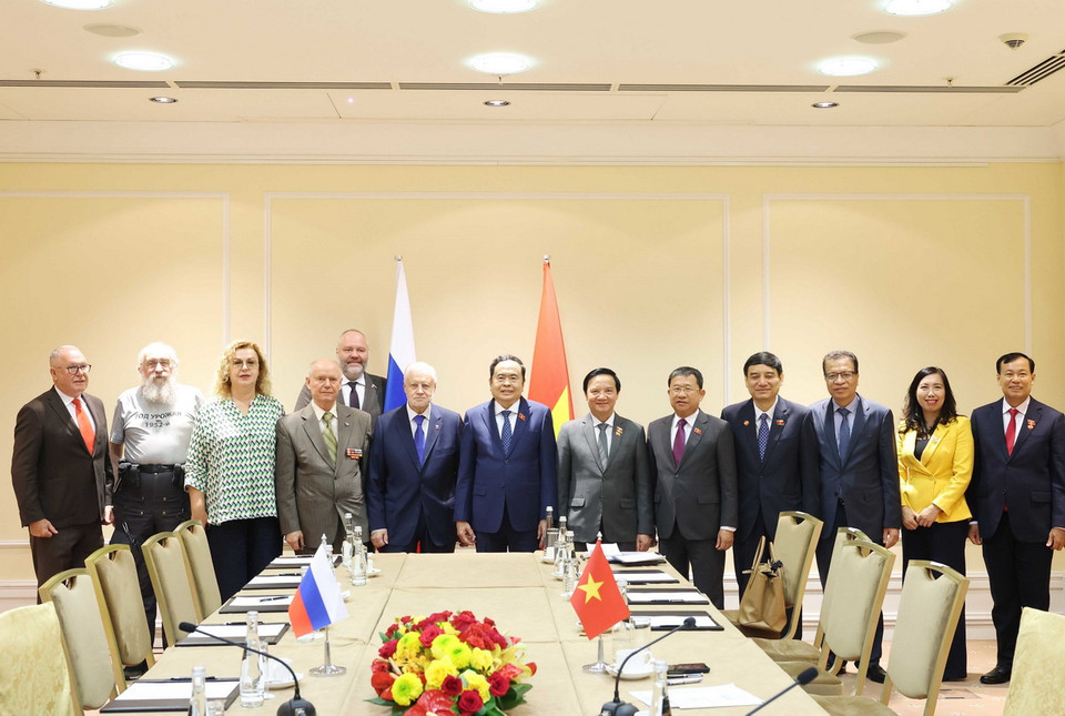 Chủ tịch Quốc hội Trần Thanh Mẫn và Chủ tịch Đảng “Nước Nga công bằng–Những người Nga yêu nước–Vì sự thật” với các đại biểu hai nước. (Ảnh: Thống Nhất/TTXVN)