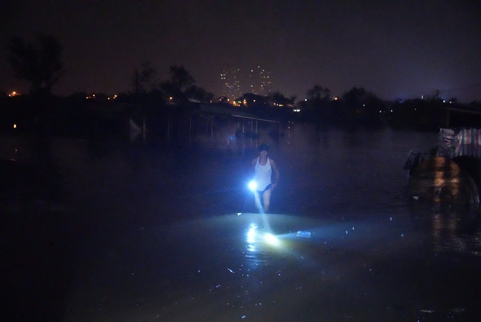 Mực nước sông Hồng những ngày gần đây lên cao đến sát mức báo động do ảnh hưởng của bão số 3 cùng với thủy điện xả lũ. (Ảnh: Phạm Tuấn Anh/TTXVN)