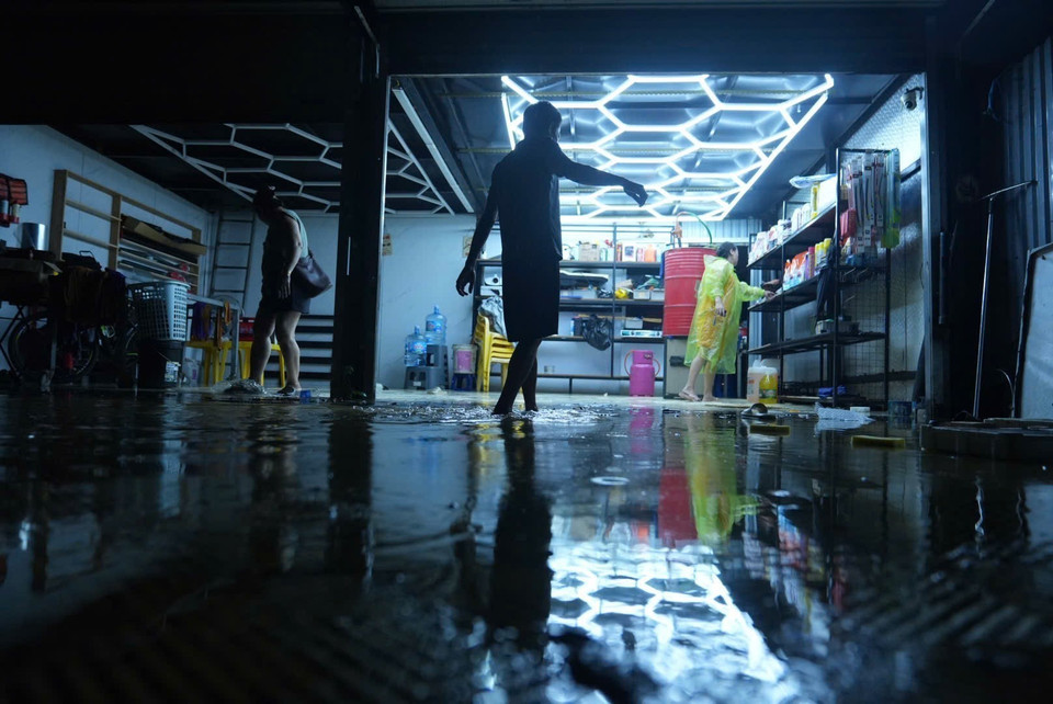 Một cửa hàng sửa xe máy tại bãi xe 46 Chương Dương Độ (quận Hoàn Kiếm) bị nước sông tràn vào. (Ảnh: Phạm Tuấn Anh/TTXVN)