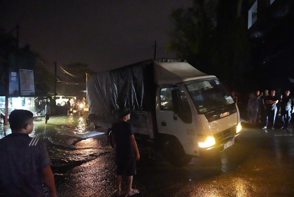 Người dân di chuyển xe tải khỏi khu vực bến đỗ xe 46 Chương Dương Độ (quận Hoàn Kiếm). (Ảnh: Phạm Tuấn Anh/TTXVN)