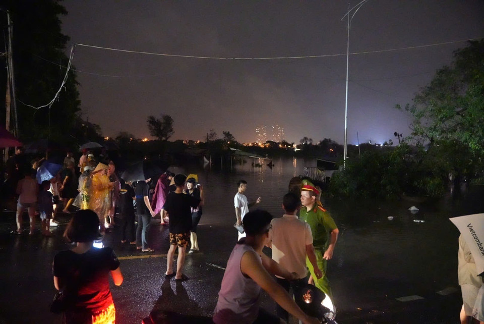 Nước sông Hồng dâng lên sát mức báo động khiến nhiều người dân lo lắng. (Ảnh: Phạm Tuấn Anh/TTXVN)