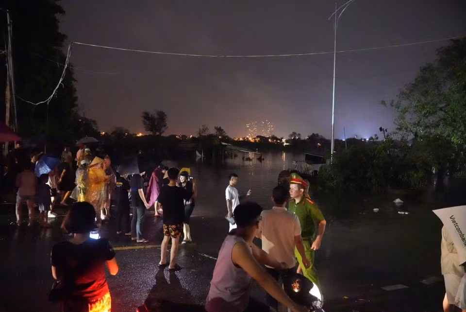 Nước sông Hồng dâng lên sát mức báo động khiến nhiều người dân lo lắng. (Ảnh: Phạm Tuấn Anh/TTXVN)