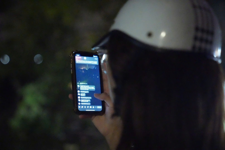 Một người dân đang ghi lại hình ảnh nước sông Hồng dâng cao. (Ảnh: Phạm Tuấn Anh/TTXVN)