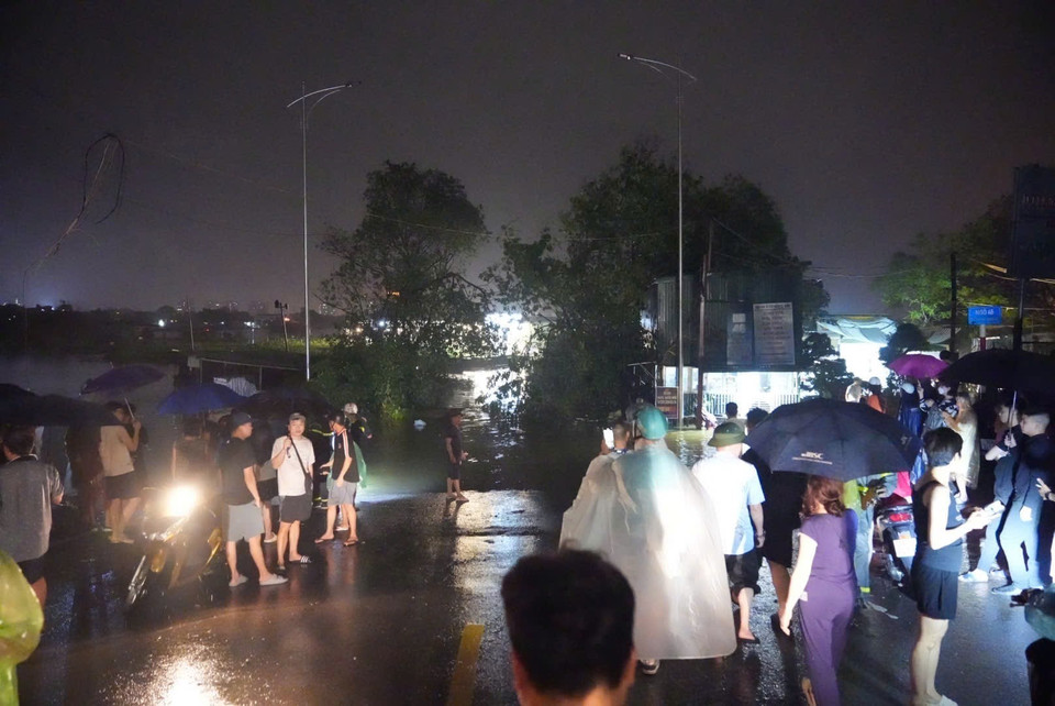 Người dân tại khu vực phường Chương Dương lo lắng khi nước sông ngày càng dâng cao. (Ảnh: Phạm Tuấn Anh/TTXVN)