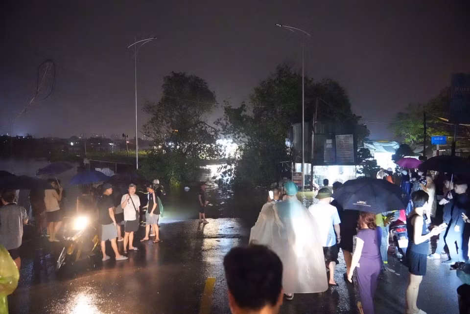 Người dân tại khu vực phường Chương Dương lo lắng khi nước sông ngày càng dâng cao. (Ảnh: Phạm Tuấn Anh/TTXVN)