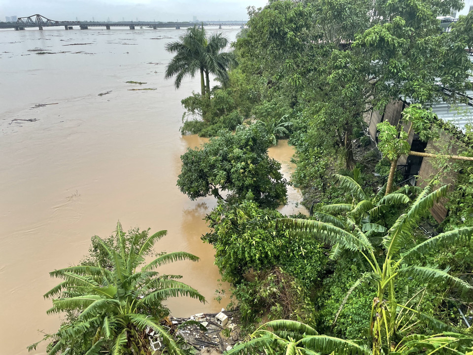 Nước bắt đầu gây ngập khu vực bãi Phúc Xá, quận Hoàn Kiếm, ảnh hưởng đến cuộc sống người dân (Ảnh chụp 6h50 ngày 10/9). (Ảnh: Minh Quyết/TTXVN)