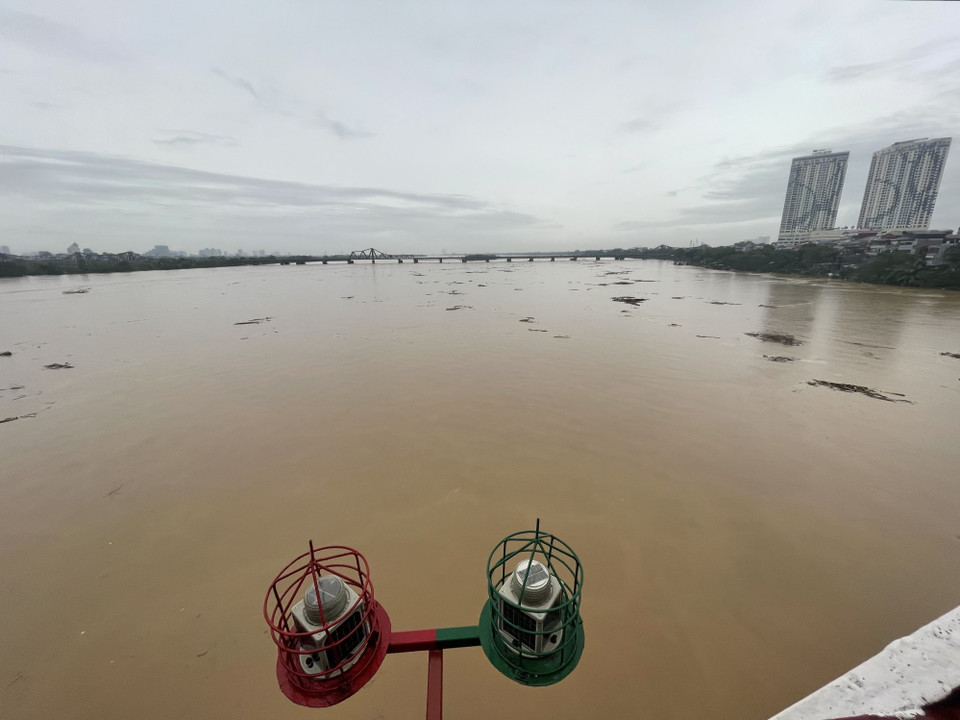 Đã rất lâu rồi người dân Hà Nội mới lại nhìn thấy hình ảnh sông Hồng mênh mông biển nước (ảnh chụp lúc 6g50 ngày 10/9). (Ảnh: Minh Quyết/TTXVN)