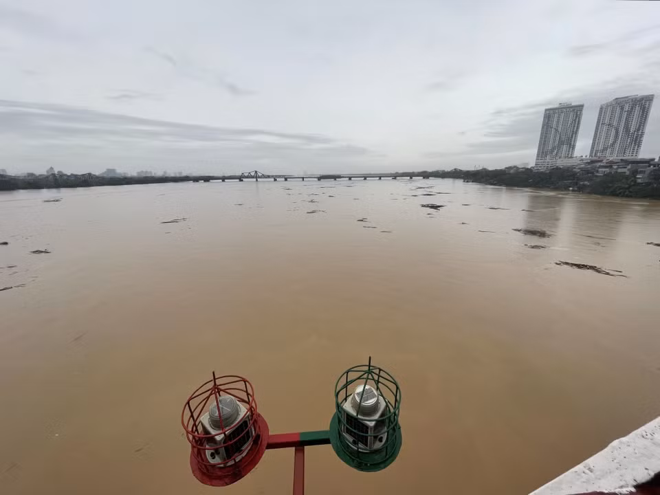 Đã rất lâu rồi người dân Hà Nội mới lại nhìn thấy hình ảnh sông Hồng mênh mông biển nước (ảnh chụp lúc 6g50 ngày 10/9). (Ảnh: Minh Quyết/TTXVN)