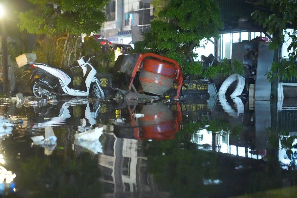 Khu vực bãi xe 46 Chương Dương Độ nước sông tràn vào gây ngập. (Ảnh: Phạm Tuấn Anh/TTXVN)