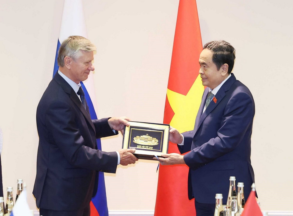 Chủ tịch Quốc hội Trần Thanh Mẫn tặng quà lưu niệm cho Hội Hữu nghị Nga-Việt. (Ảnh: Thống Nhất/TTXVN)