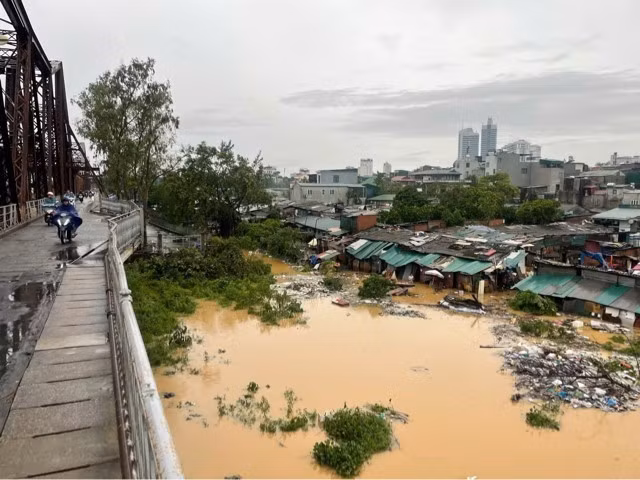 Nước bắt đầu gây ngập khu vực bãi Phúc Xá, quận Hoàn Kiếm, ảnh hưởng đến cuộc sống người dân (Ảnh chụp 6h45 ngày 10/9). (Ảnh: An Đăng/TTXVN)