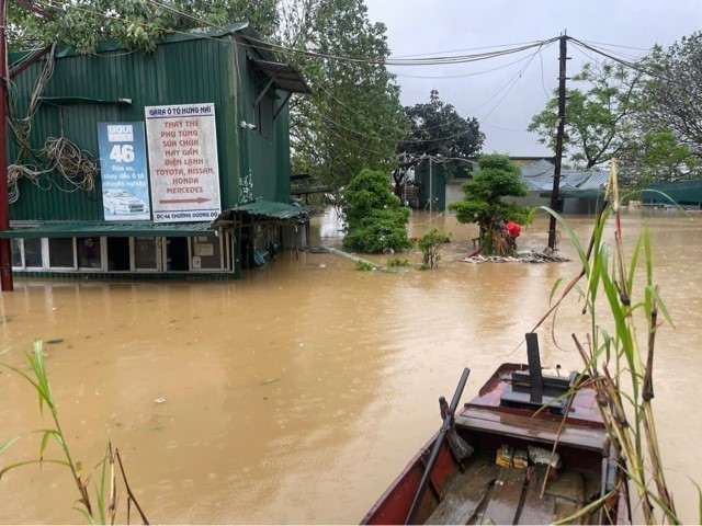 Đã rất lâu rồi việc chuyển ngoài bãi Phúc Xá, quận Hoàn Kiếm mới lại phải dùng đến đò (Ảnh chụp 6h45 ngày 10/9). (Ảnh: An Đăng/TTXVN)