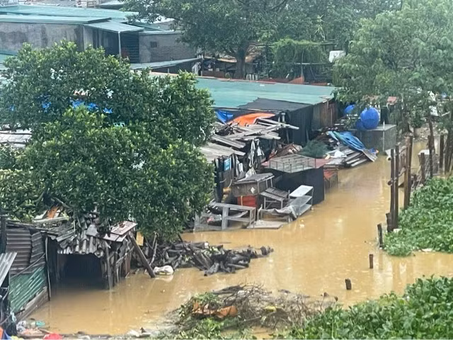 Nước sông Hồng đã tràn vào khu vực bãi Phúc Xá, quận Hoàn Kiếm, ảnh hưởng đến cuộc sống người dân (Ảnh chụp 6h45 ngày 10/9). (Ảnh: An Đăng/TTXVN)