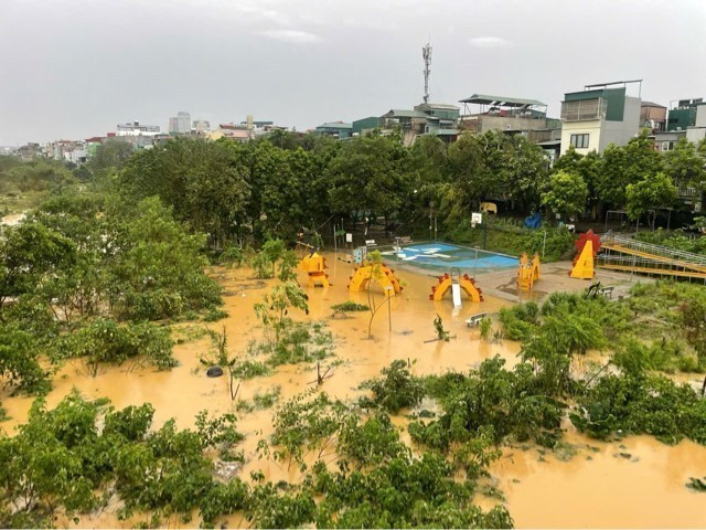 Nước sông Hồng dâng cao, gây ngập khu vực ngoài bãi Phúc Xá, ảnh hưởng đến cuộc sống người dân (ảnh chụp lúc 6g30 ngày 10/9). (Ảnh: An Đăng/TTXVN)