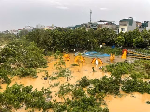 Nước sông Hồng dâng cao, gây ngập khu vực ngoài bãi Phúc Xá, ảnh hưởng đến cuộc sống người dân (ảnh chụp lúc 6g30 ngày 10/9). (Ảnh: An Đăng/TTXVN)