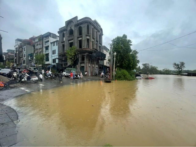 Sau hàng chục năm, đến nay nước sông Hồng mới lại dâng cao như thế này (Ảnh chụp lúc 6h45 ngày 10/9). (Ảnh: An Đăng/TTXVN)