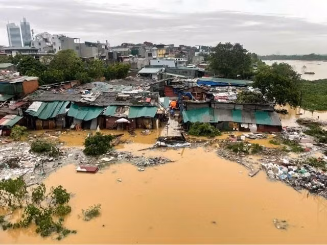 Nước sông Hồng dâng cao, gây ngập khu vực ngoài bãi Phúc Xá, ảnh hưởng đến cuộc sống người dân (ảnh chụp lúc 6g30 ngày 10/9). (Ảnh: An Đăng/TTXVN)