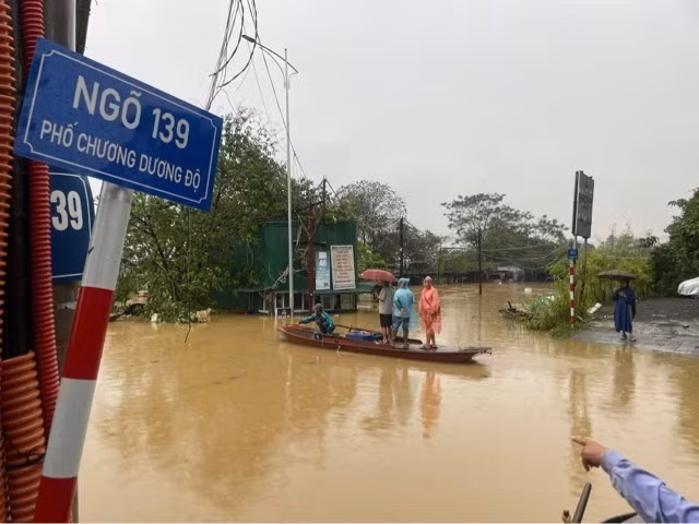 Ngập ở phố Chương Dương Dương Độ, quận Hoàn Kiếm khiến người dân đã phải dùng đò để di chuyển (Ảnh chụp 6h45 ngày 10/9). (Ảnh: Minh Quyết/TTXVN)