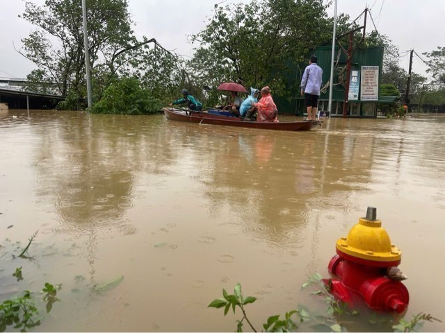 Đã rất lâu người dân khu vực ngoài bãi Phúc Xá mới lại phải dùng đò để di chuyển trên phố (Ảnh chụp 6h45 ngày 10/9). (Ảnh: Minh Quyết/TTXVN)