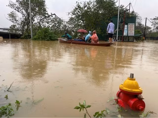 Đã rất lâu người dân khu vực ngoài bãi Phúc Xá mới lại phải dùng đò để di chuyển trên phố (Ảnh chụp 6h45 ngày 10/9). (Ảnh: Minh Quyết/TTXVN)