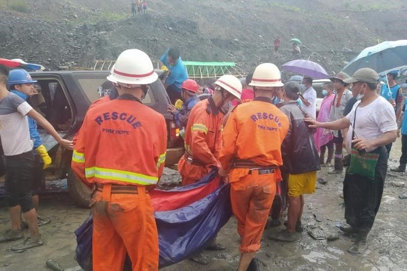 Lực lượng cứu hộ chuyển thi thể nạn nhân tại hiện trường vụ lở đất ở Hpakant, bang Kachin, Myanmar, ngày 2/7/2020. (Ảnh: THX/TTXVN)