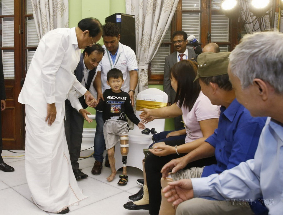 Phó Tổng thống Ấn Độ Venkaiah Naidu thăm hỏi người khuyết tật được lắp chân giả tại Lễ khai mạc Dự án lắp chân giả Jaipur Foot cho những người khuyết tật của Việt Nam, do Ấn Độ tài trợ (2019). (Ảnh: Lâm Khánh/TTXVN)