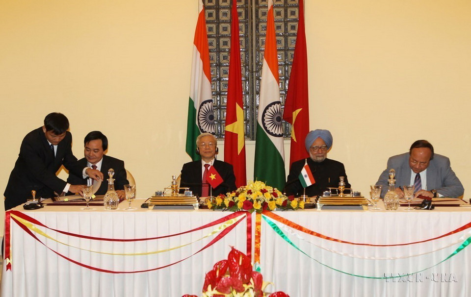 Tổng Bí thư Nguyễn Phú Trọng và Thủ tướng Ấn Độ Manmohan Singh chứng kiến Lễ ký‎ Thỏa thuận hợp tác giữa Đại học Quốc gia Hà Nội và Hội đồng nghiên cứu và Công nghiệp Ấn Độ (New Delhi, 20/11/2013). (Ảnh: Trí Dũng-TTXVN)